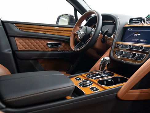 Certified 2022 Bentley Bentayga AWD/4WD image 28