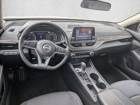 Used 2025 Nissan Altima 2.5 SV FWD image 15