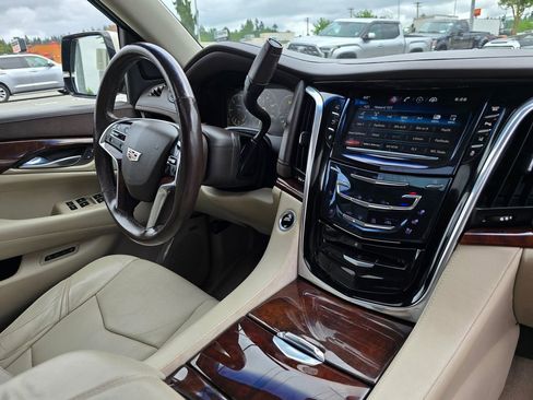 Used 2015 Cadillac Escalade ESV Luxury AWD/4WD image 10
