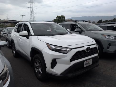 Used 2022 Toyota RAV4 XLE w/ Convenience Package FWD image 1