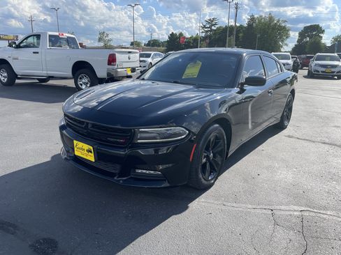Used 2017 Dodge Charger SXT RWD image 4
