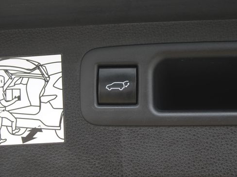 Used 2021 Toyota Highlander Limited image 9