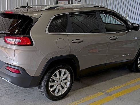 Used 2017 Jeep Cherokee Limited AWD/4WD image 4
