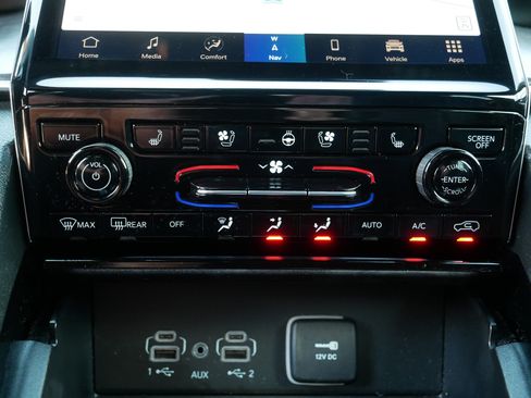 Used 2023 Jeep Grand Cherokee Overland w/ Luxury Tech Group IV AWD/4WD image 37