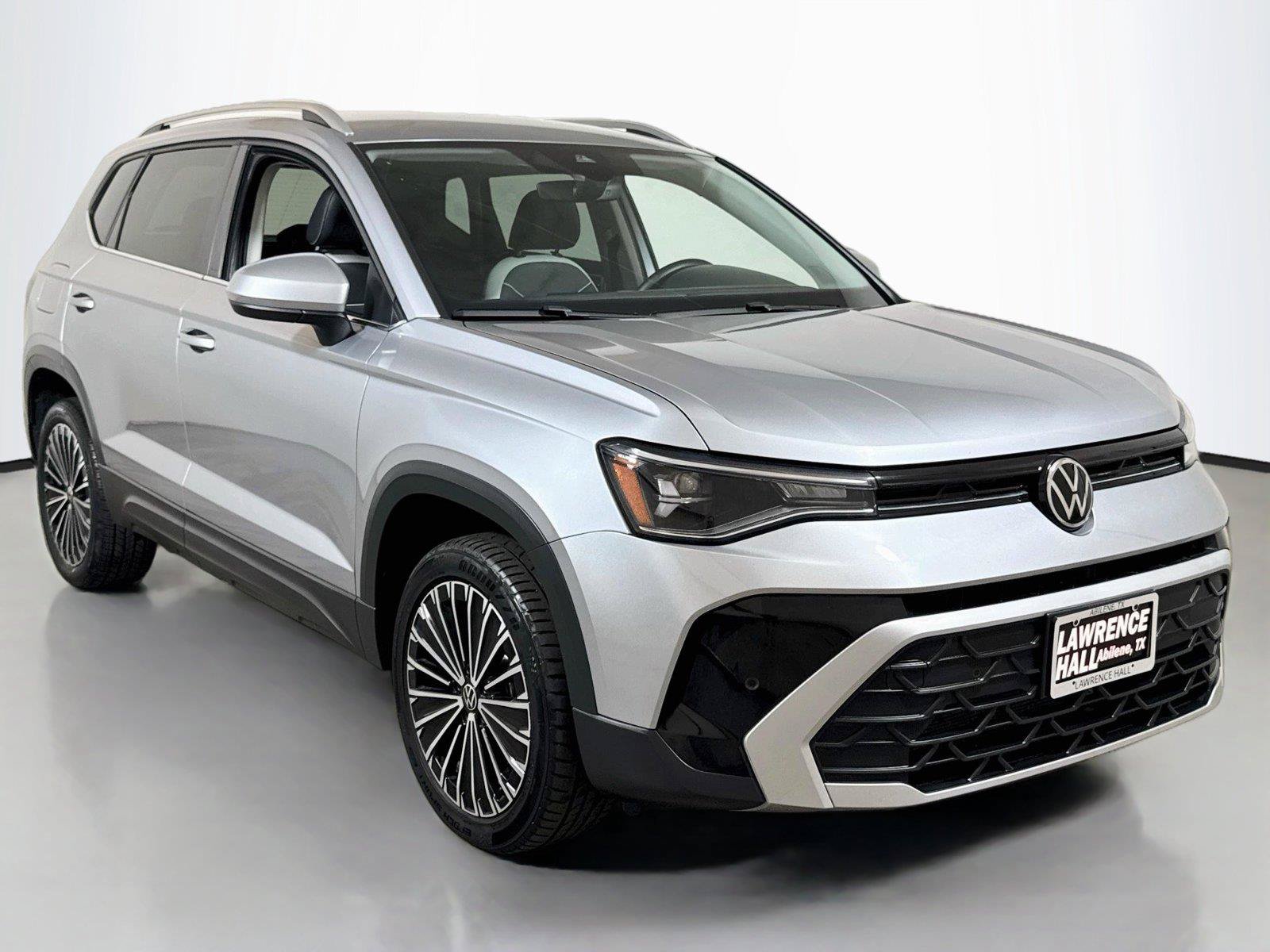 Used 2025 Volkswagen Taos SE FWD image 3