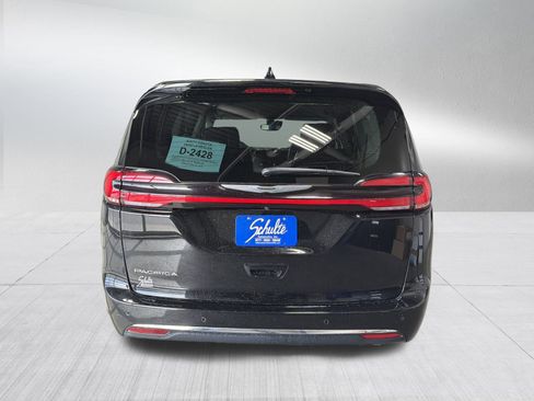 Used 2024 Chrysler Pacifica Touring-L image 6