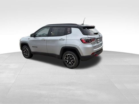 Used 2025 Jeep Compass Trailhawk AWD/4WD image 8