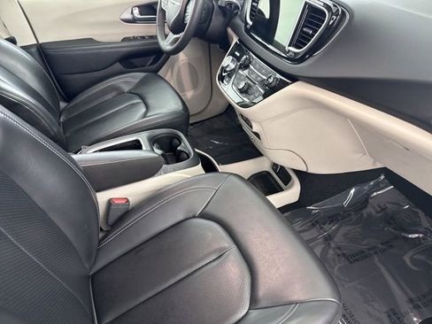 Used 2023 Chrysler Pacifica Touring-L FWD image 25