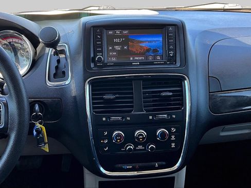 Used 2019 Dodge Grand Caravan SE w/ UConnect Hands-Free Group FWD image 6