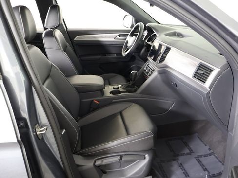 Used 2020 Volkswagen Atlas Cross Sport SE image 31