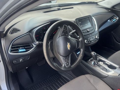 Used 2017 Chevrolet Malibu LT FWD image 15