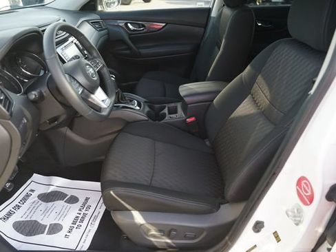 Used 2018 Nissan Rogue SV w/ Premium Package FWD image 9