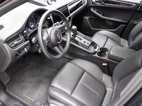 Certified 2025 Porsche Macan image 4