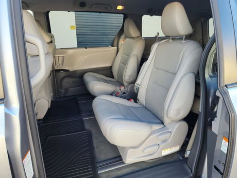 Used 2016 Toyota Sienna XLE w/ XLE Navigation Package FWD image 20