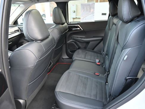 Used 2024 Mitsubishi Outlander Ralliart image 18