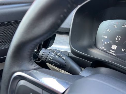 Used 2019 Volvo XC40 T4 Momentum image 24