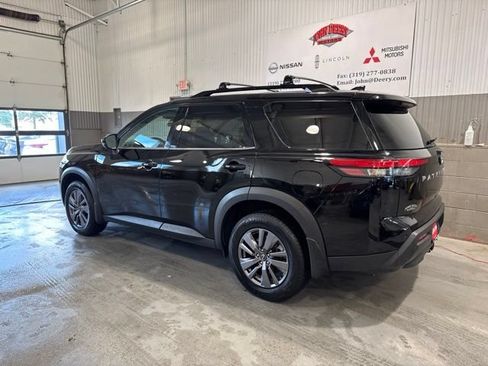 Certified 2024 Nissan Pathfinder SV w/ SV Premium Package AWD/4WD image 8