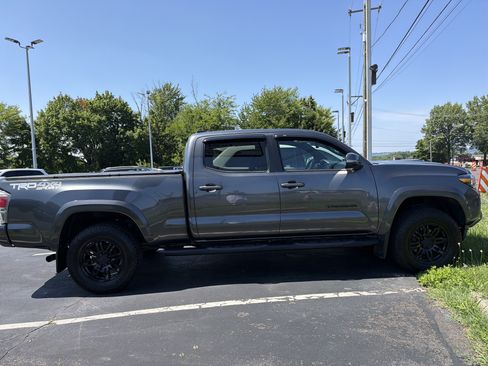 Used 2022 Toyota Tacoma TRD Sport w/ TRD Premium Sport Package AWD/4WD image 8