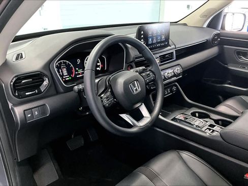 Used 2025 Honda Pilot Touring image 2