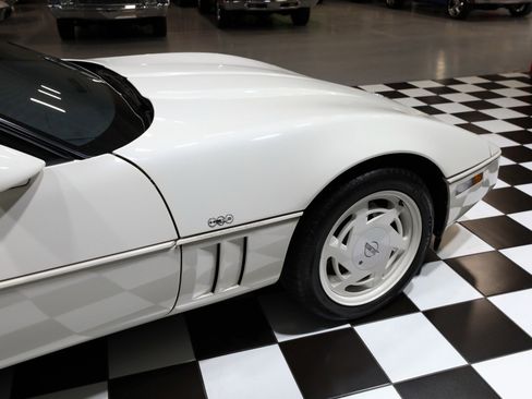 Used 1988 Chevrolet Corvette Coupe image 16