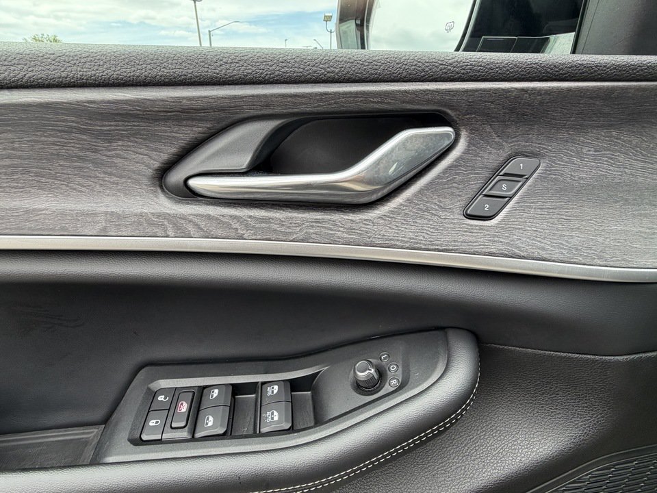Used 2025 Jeep Grand Cherokee Limited AWD/4WD image 21