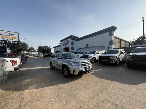 Used 2019 Toyota Highlander XLE FWD image 46