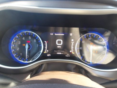 Used 2018 Chrysler Pacifica Touring-L w/ Advanced Safetytec Group image 12