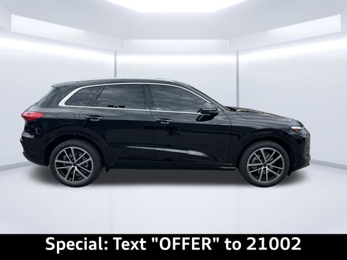 Used 2025 Audi Q5 Prestige AWD/4WD image 2