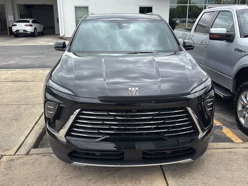 Used 2025 Buick Enclave Preferred image 2