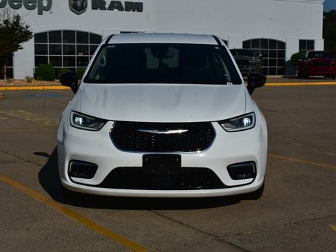 Used 2024 Chrysler Pacifica Limited FWD image 2