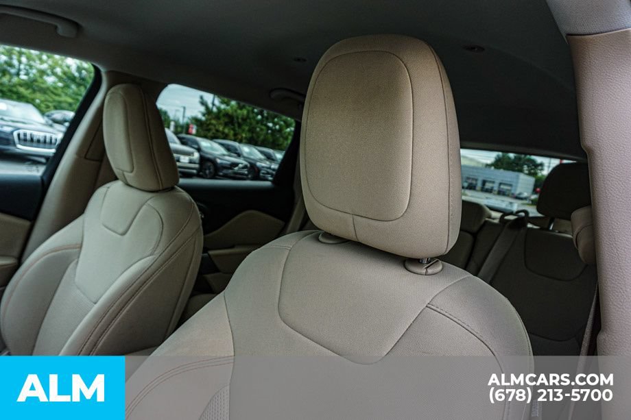 Used 2021 Jeep Cherokee Latitude AWD/4WD image 17