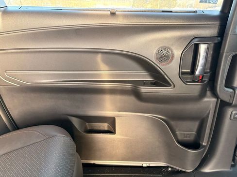 Used 2026 Toyota Sienna Limited image 28