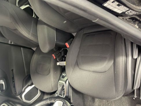 Used 2018 Jeep Renegade Latitude w/ Cold Weather Group AWD/4WD image 12