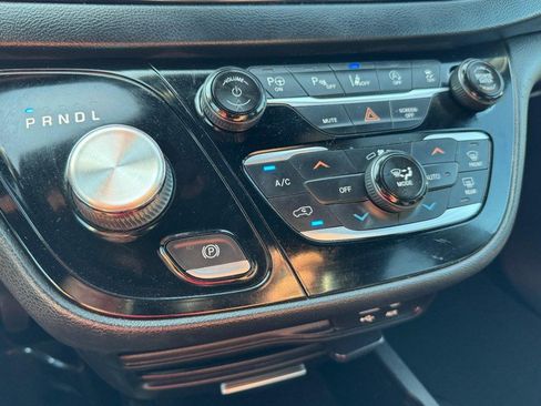 Used 2019 Chrysler Pacifica Touring Plus w/ Advanced Safetytec Group FWD image 19