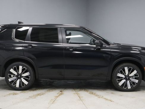 New 2026 Mitsubishi Outlander SE image 9