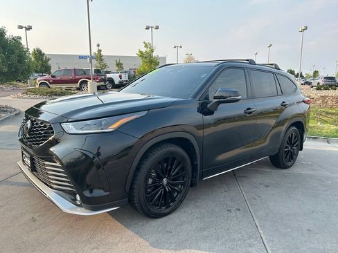 Used 2023 Toyota Highlander XSE FWD image 3
