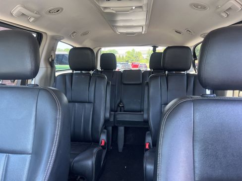 Used 2016 Chrysler Town & Country Touring FWD image 17