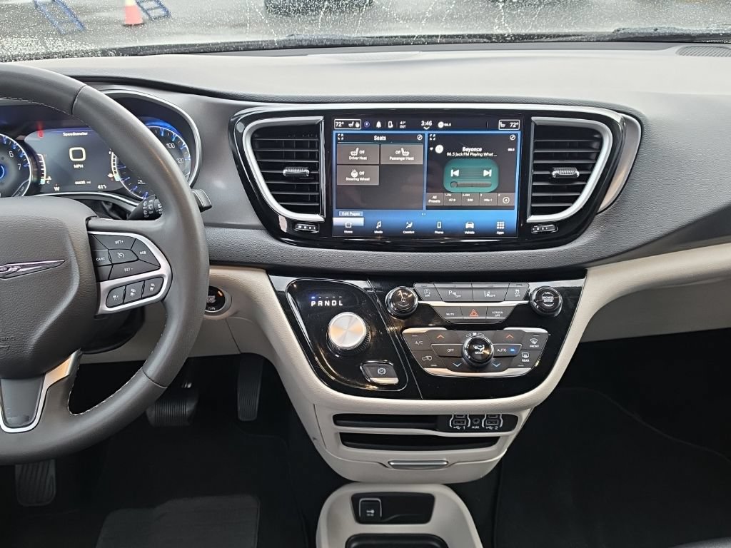 Used 2024 Chrysler Pacifica Touring-L FWD image 13