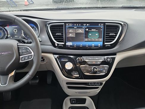 Used 2024 Chrysler Pacifica Touring-L FWD image 13