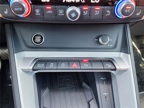 Certified 2025 Audi Q3 2.0T Premium image 21