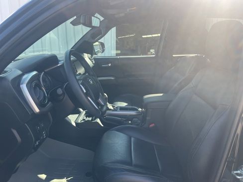 Used 2020 Toyota Tacoma Limited image 21