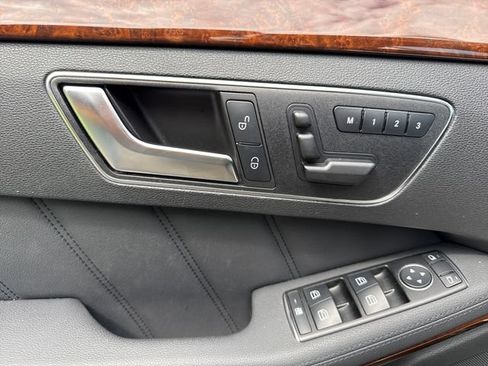 Used 2013 Mercedes-Benz E 350 4MATIC Sedan image 27