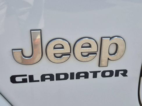 Used 2020 Jeep Gladiator Overland AWD/4WD image 5
