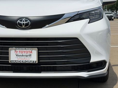 New 2026 Toyota Sienna LE FWD image 7