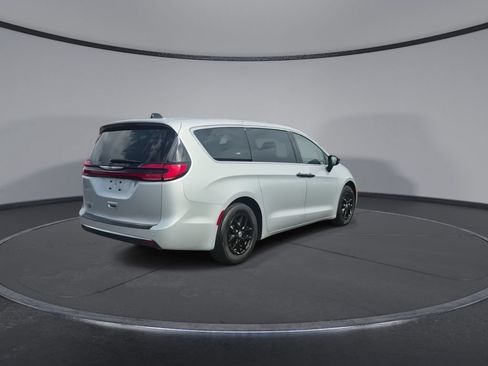 Used 2024 Chrysler Pacifica Touring-L FWD image 8