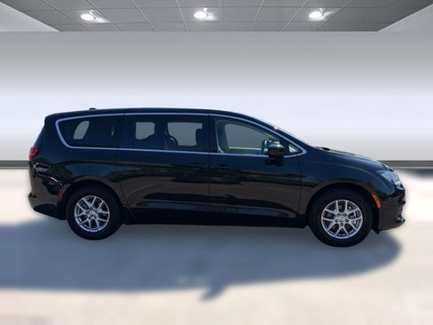 Used 2024 Chrysler Voyager LX FWD image 8