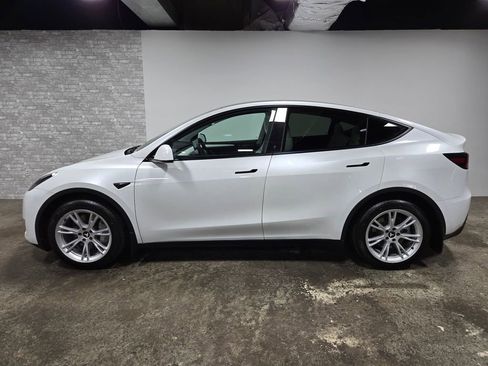 Used 2024 Tesla Model Y Long Range AWD/4WD image 2