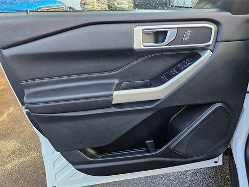 Used 2021 Ford Explorer XLT w/ Equipment Group 202A image 11