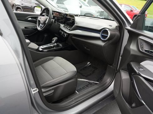 Used 2025 Chevrolet Trax LT w/ LT Convenience Package FWD image 29