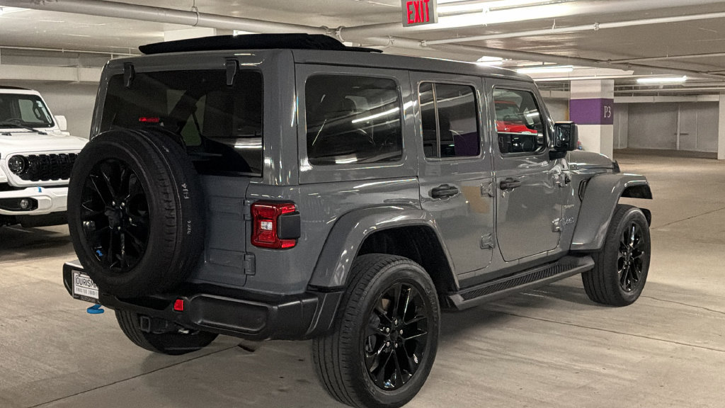 Used 2023 Jeep Wrangler Unlimited Sahara w/ Cold Weather Group AWD/4WD image 4